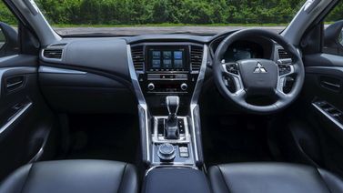Mitsubishi Pajero Sport ثالثاً فيس ليفت، دفع رباعي 5 أبواب — لوحة القيادة