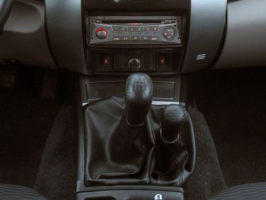 Mitsubishi Pajero Sport ثانياً، دفع رباعي 5 أبواب — الكونسول الوسطي