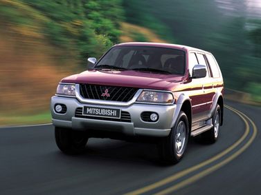 Mitsubishi Pajero Sport I، دفع رباعي 5 أبواب — منظر أمامي أيمن
