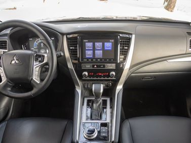 Mitsubishi Pajero Sport ثالثاً فيس ليفت، دفع رباعي 5 أبواب — لوحة القيادة