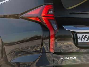 Mitsubishi Pajero Sport ثالثاً فيس ليفت، دفع رباعي 5 أبواب — المصباح الخلفي