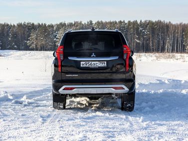 Mitsubishi Pajero Sport ثالثاً فيس ليفت، دفع رباعي 5 أبواب — منظر خلفي