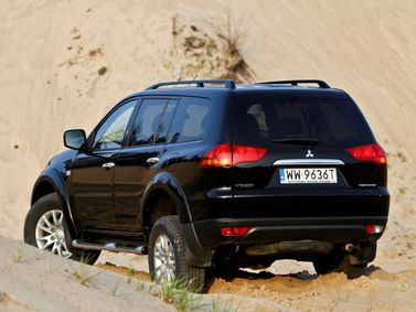 Mitsubishi Pajero Sport ثانياً، دفع رباعي 5 أبواب — منظر خلفي أيسر