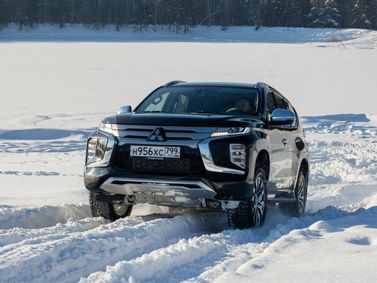 Mitsubishi Pajero Sport ثالثاً فيس ليفت، دفع رباعي 5 أبواب — منظر أمامي أيسر
