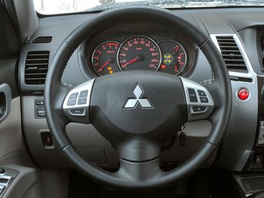 Mitsubishi Pajero Sport ثانياً، دفع رباعي 5 أبواب — عجلة القيادة