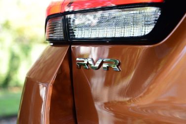 Mitsubishi RVR ثالثاً فيس ليفت 3، دفع رباعي 5 أبواب — شعار السيارة واسم الطراز