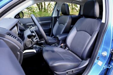 Mitsubishi RVR ثالثاً، دفع رباعي 5 أبواب — المقاعد الأمامية