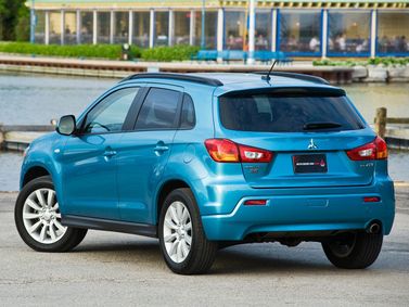 Mitsubishi RVR ثالثاً، دفع رباعي 5 أبواب — منظر خلفي أيسر