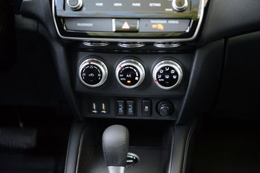 Mitsubishi RVR ثالثاً فيس ليفت 3، دفع رباعي 5 أبواب — الكونسول الوسطي