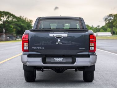 Mitsubishi Triton سادساً، بيك أب بكابينة مزدوجة — منظر خلفي