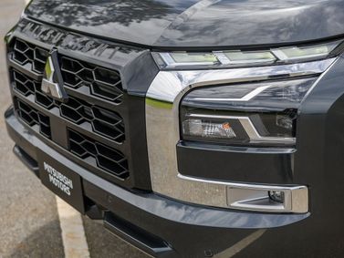 Mitsubishi Triton سادساً، بيك أب بكابينة مزدوجة — شبكة المبرد