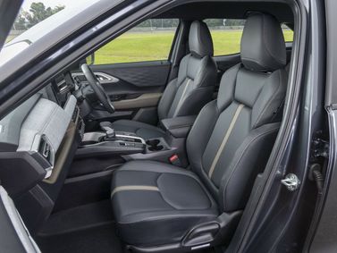 Mitsubishi Xforce، دفع رباعي 5 أبواب — المقاعد الأمامية