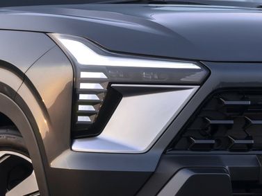 Mitsubishi Xforce، دفع رباعي 5 أبواب — المصباح الأمامي