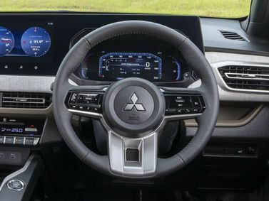 Mitsubishi Xforce، دفع رباعي 5 أبواب — عجلة القيادة