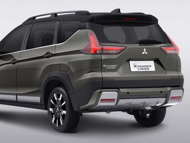 Mitsubishi Xpander I تجميل الوجه 2، دفع رباعي 5 أبواب Cross — منظر خلفي بزاوية ثلاثة أرباع