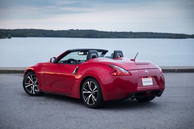 Nissan 370Z أنا فيس ليفت، رودستر — منظر خلفي أيمن