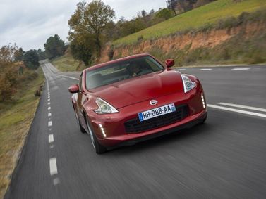 Nissan 370Z أنا فيس ليفت، كوبيه — منظر أمامي أيمن