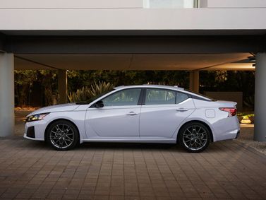 Nissan Altima فيس ليفت السادس (L34)، سيدان — منظر من الجانب الأيسر