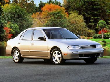 Nissan Altima II (L30)، سيدان — منظر أمامي أيمن