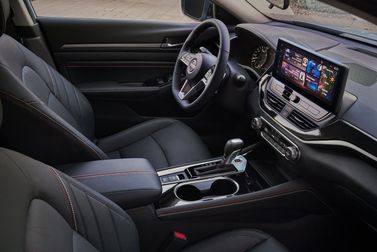 Nissan Altima فيس ليفت السادس (L34)، سيدان — منطقة السائق