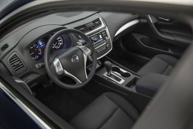 Nissan Altima عملية فيس ليفت V (L33)، سيدان — منطقة السائق