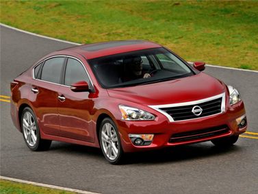 Nissan Altima V (L33)، سيدان — منظر أمامي أيمن
