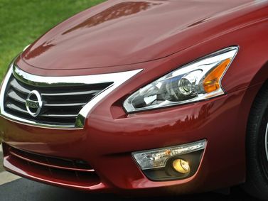 Nissan Altima V (L33)، سيدان — الجزء الأمامي من السيارة عن قرب