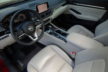 Nissan Altima السادس (L34)، سيدان — منطقة السائق
