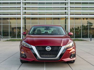 Nissan Altima السادس (L34)، سيدان — منظر أمامي