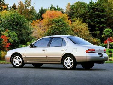 Nissan Altima ط (تحت 13 سنة)، سيدان — منظر خلفي أيسر