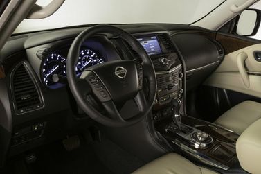 Nissan Armada ثانياً، دفع رباعي 5 أبواب — لوحة القيادة