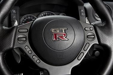 Nissan GT-R I، كوبيه — عجلة القيادة