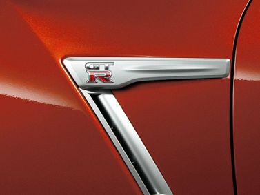 Nissan GT-R أنا فيس ليفت 2، كوبيه — شعار السيارة واسم الطراز