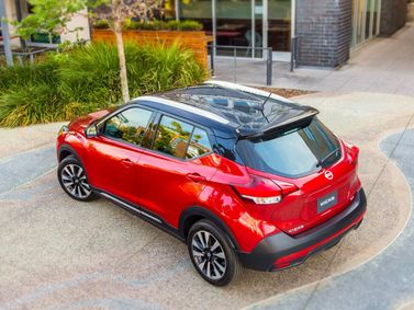 Nissan Kicks I، دفع رباعي 5 أبواب — منظر خلفي أيسر
