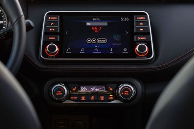Nissan Kicks I، دفع رباعي 5 أبواب — شاشة نظام المعلومات والترفيه