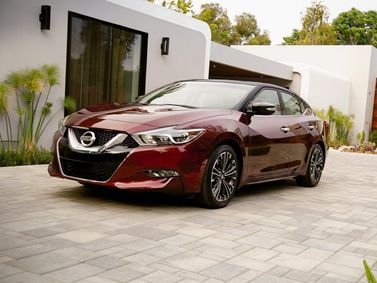 Nissan Maxima ثامناً (A36)، سيدان — منظر أمامي أيمن
