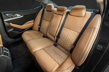 Nissan Maxima ثامناً (A36)، سيدان — المقاعد الخلفية
