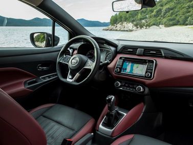 Nissan Micra V، هاتشباك 5 أبواب — منطقة السائق