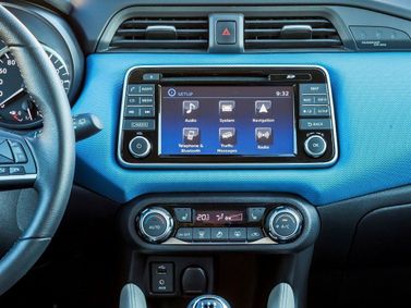 Nissan Micra V، هاتشباك 5 أبواب — الكونسول الوسطي
