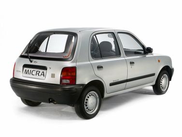 Nissan Micra II (K11)، هاتشباك 5 أبواب — منظر خلفي أيمن