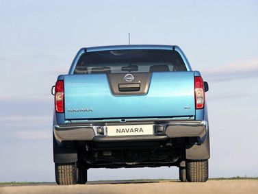 Nissan Navara (Frontier) III (D40)، بيك أب بكابينة ونصف — منظر خلفي