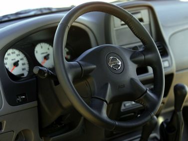 Nissan Navara (Frontier) II (D22)، بيك أب بكابينة مزدوجة — عجلة القيادة