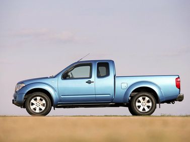 Nissan Navara (Frontier) III (D40)، بيك أب بكابينة ونصف — منظر من الجانب الأيسر