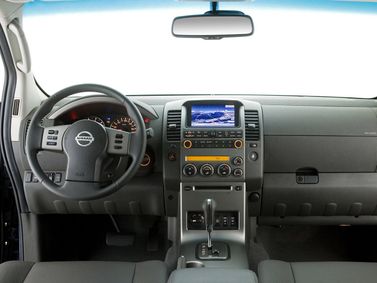 Nissan Navara (Frontier) III (D40)، بيك أب بكابينة مزدوجة — لوحة القيادة