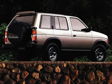 Nissan Pathfinder I، دفع رباعي 5 أبواب — منظر خلفي أيمن