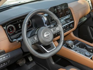 Nissan Pathfinder V، دفع رباعي 5 أبواب — منطقة السائق