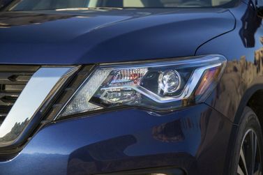 Nissan Pathfinder فيس ليفت IV، دفع رباعي 5 أبواب — المصباح الأمامي
