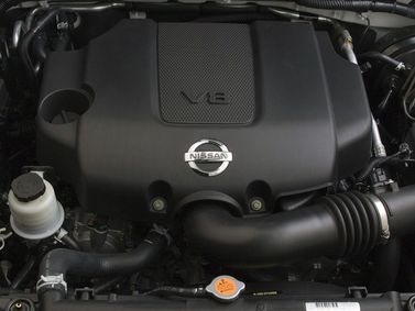 Nissan Pathfinder ثالثاً، دفع رباعي 5 أبواب — حجرة المحرك