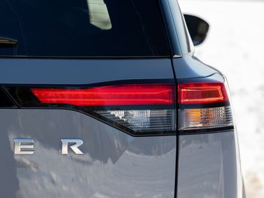 Nissan Pathfinder V، دفع رباعي 5 أبواب — المصباح الخلفي