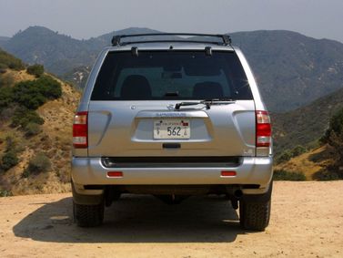 Nissan Pathfinder ثانياً، دفع رباعي 5 أبواب — منظر خلفي